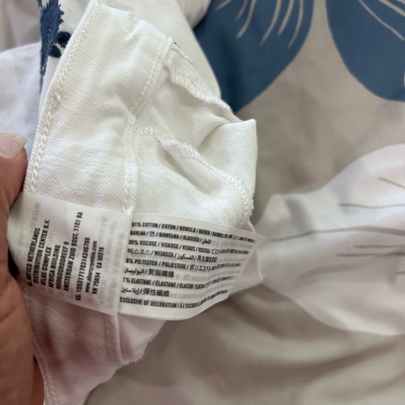 ABERCROMBIE & FITCH • White Jeans w/ Blue Embroider Flowers • sz 29/8 - Picture 9 of 11